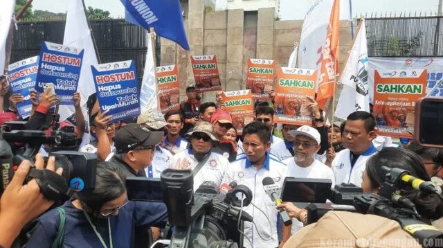 Presiden FSPMI Dalam Aksi Buruh di DPR, Sahkan UU Ketenagakerjaan Baru dan Hapus Outsourcing Presiden FSPMI Dalam Aksi Buruh di DPR, Sahkan UU Ketenagakerjaan Baru dan Hapus Outsourcing