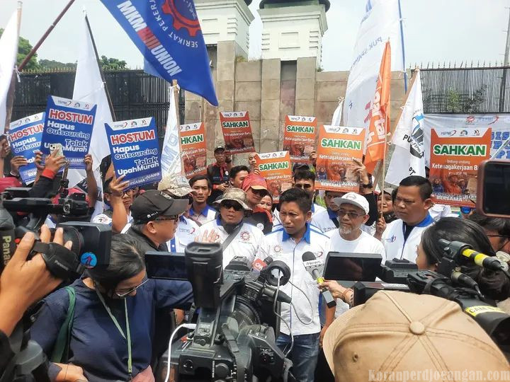 Presiden FSPMI Dalam Aksi Buruh di DPR, Sahkan UU Ketenagakerjaan Baru dan Hapus Outsourcing