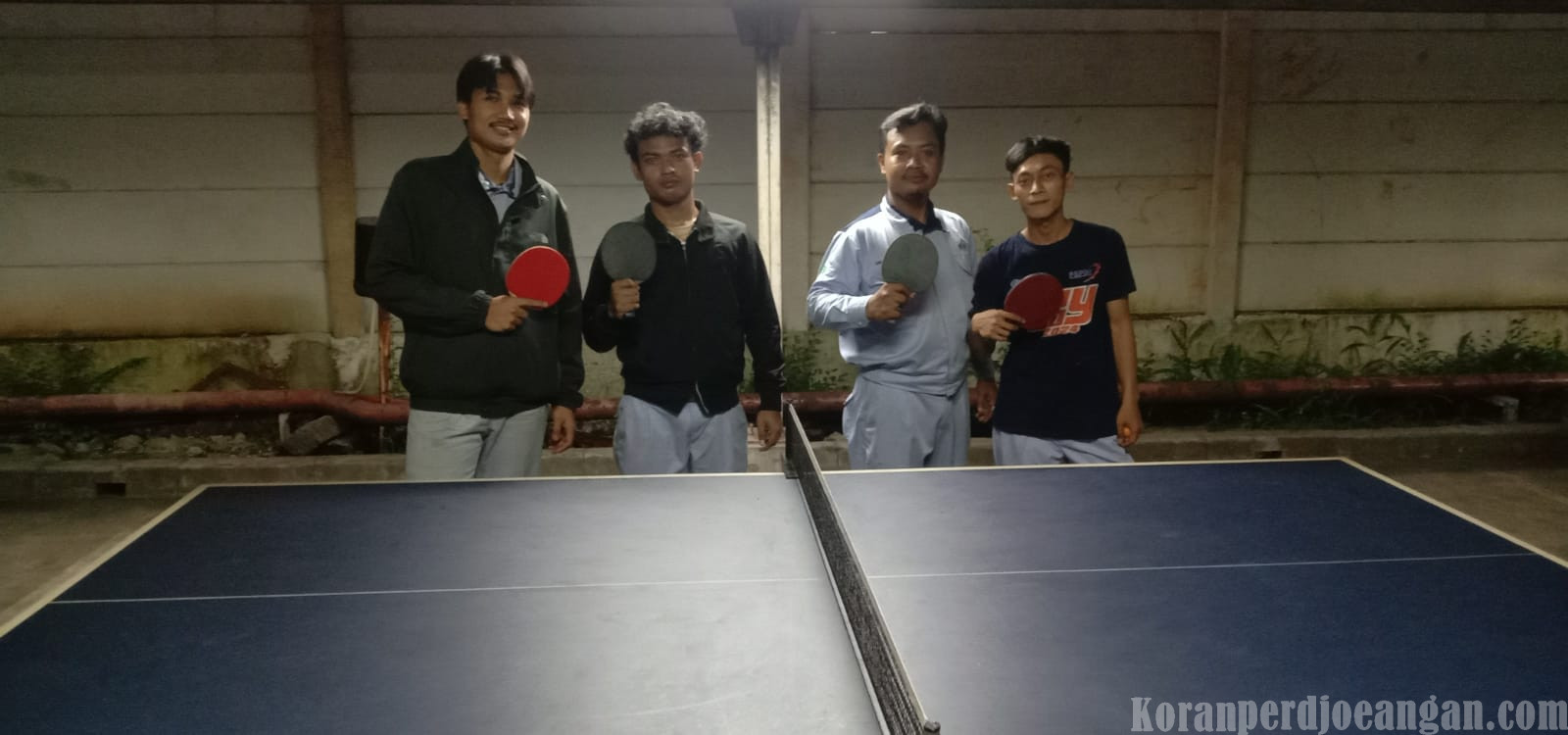 Lepas Penat, Anggota Serikat Pekerja Bermain Tenis Meja Sepulang Kerja