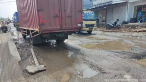 Kondisi Jalan di Kawasan Industri Kabupaten Bekasi Rusak Parah, Buruh Desak Perbaikan Segera