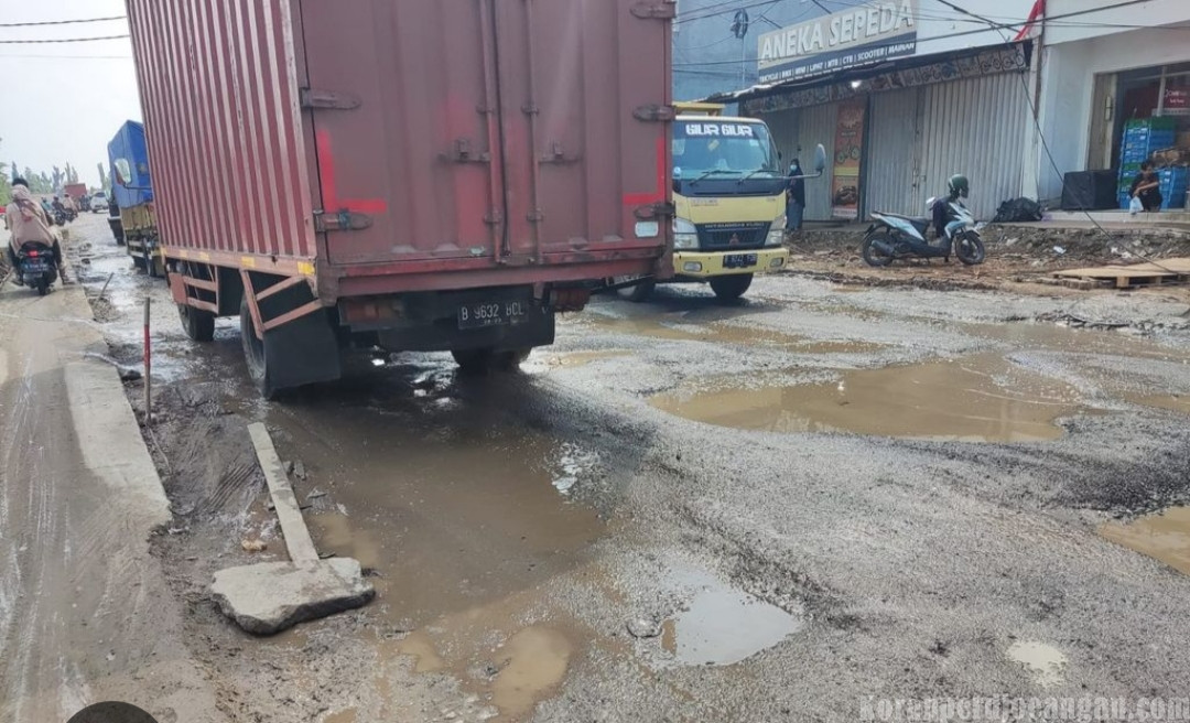 Kondisi Jalan di Kawasan Industri Kabupaten Bekasi Rusak Parah, Buruh Desak Perbaikan Segera