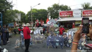 Aksi KBPP Karawang di Depan Disnakertrans, Buruh Bakar “Tikus Kantor” dan Tegaskan Tuntutan Kesejahteraan