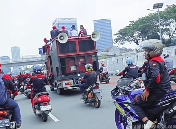 Datangi Gedung DPR, Ribuan Buruh FSPMI Serukan Pengesahan RUU Ketenagakerjaan Baru
