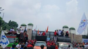 KSPI dan Partai Buruh Gelar Aksi Pra-May Day di Depan DPR RI