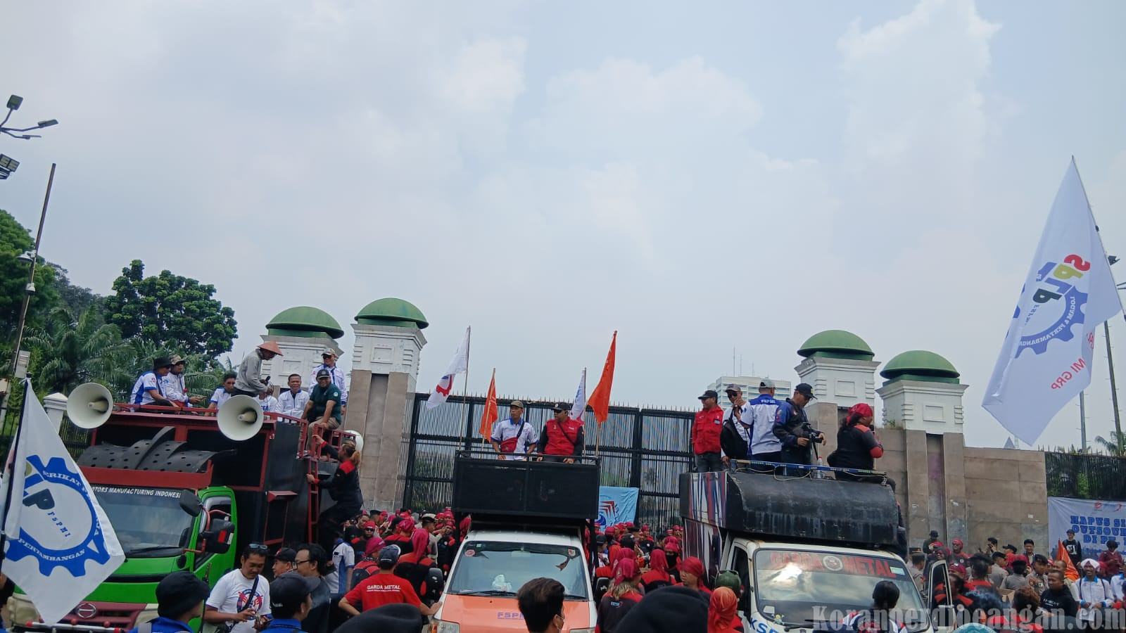 KSPI dan Partai Buruh Gelar Aksi Pra-May Day di Depan DPR RI