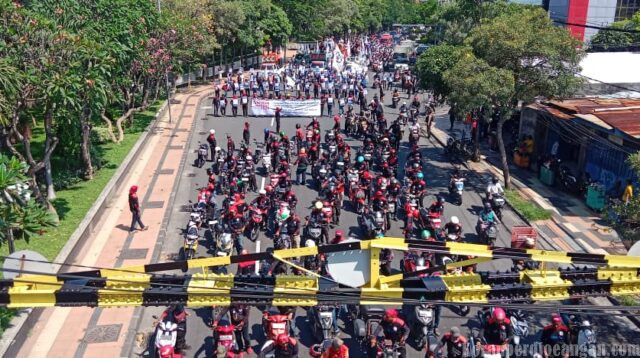 Ribuan Buruh FSPMI Jatim Gelar Aksi Pemanasan Jelang Mayday