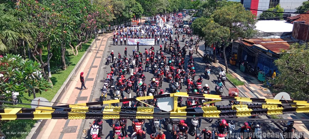 Ribuan Buruh FSPMI Jatim Gelar Aksi Pemanasan Jelang Mayday