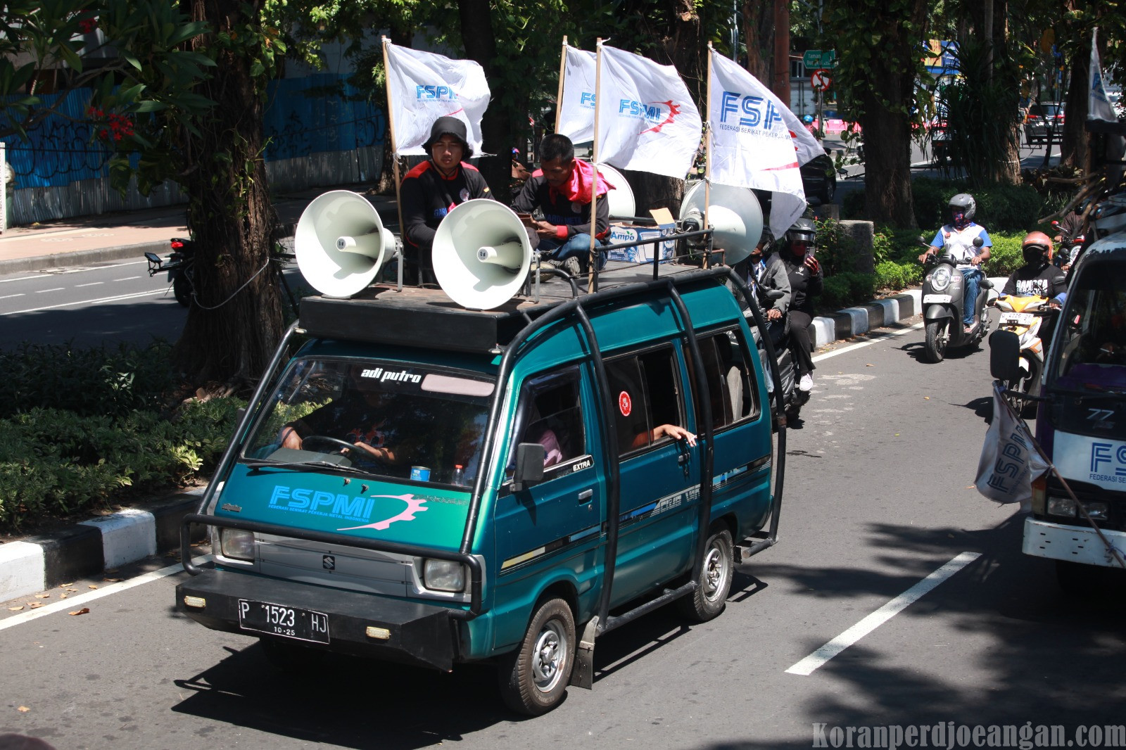 Mokom Jember “Si Ijo”  Yang Selalu Konsisten Tampil, Saat Aksi Besar FSPMI Di Jatim