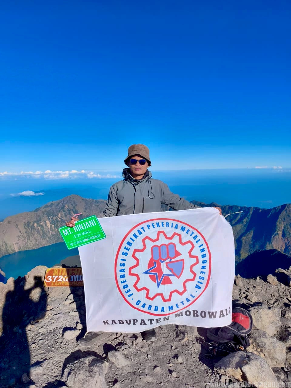 Sambut Hari Buruh Internasional, Anggota Garda Metal FSPMI Morowali Lakukan Ekspedisi ke Gunung Rinjani