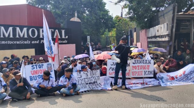 Aksi Hari Kedua Serikat FSPMI PT Immortal Cosmedika Indonesia Berlangsung Penuh Semangat