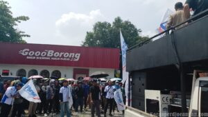 Buruh Melawan: Hari Kedua Aksi Serikat FSPMI PT Immortal Cosmedika Indonesia Makin Memanas