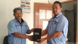 Ketua PUK SPLP FSPMI PT Marsol Abadi Indonesia Serahkan Kenang-Kenangan untuk Anggota Pensiun