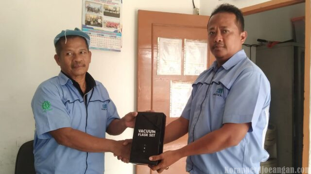 Ketua PUK SPLP FSPMI PT Marsol Abadi Indonesia Serahkan Kenang-Kenangan untuk Anggota Pensiun