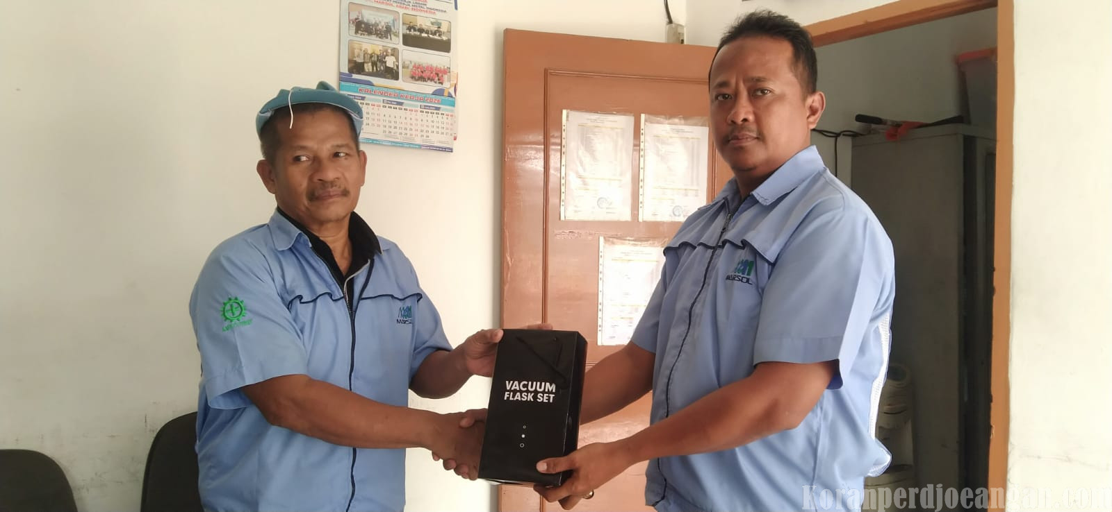 Ketua PUK SPLP FSPMI PT Marsol Abadi Indonesia Serahkan Kenang-Kenangan untuk Anggota Pensiun