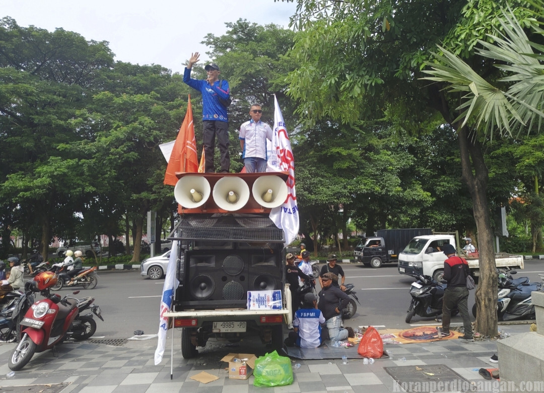 Negosiasi Buntu, Buruh Outsourcing PT ISS Surabaya Pilih Bertahan