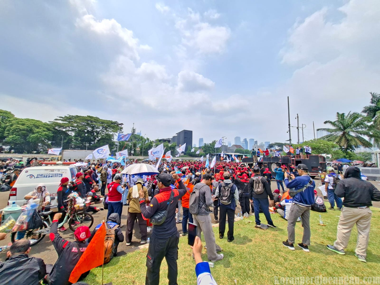 Ribuan Buruh FSPMI Geruduk DPR RI, Desak Pengesahan UU Ketenagakerjaan