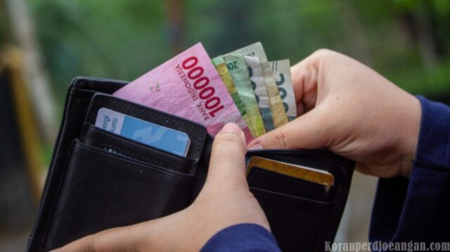 Rupiah Anjlok, Ancaman PHK Massal Mengintai: Buruh Lagi-Lagi Jadi Tumbal