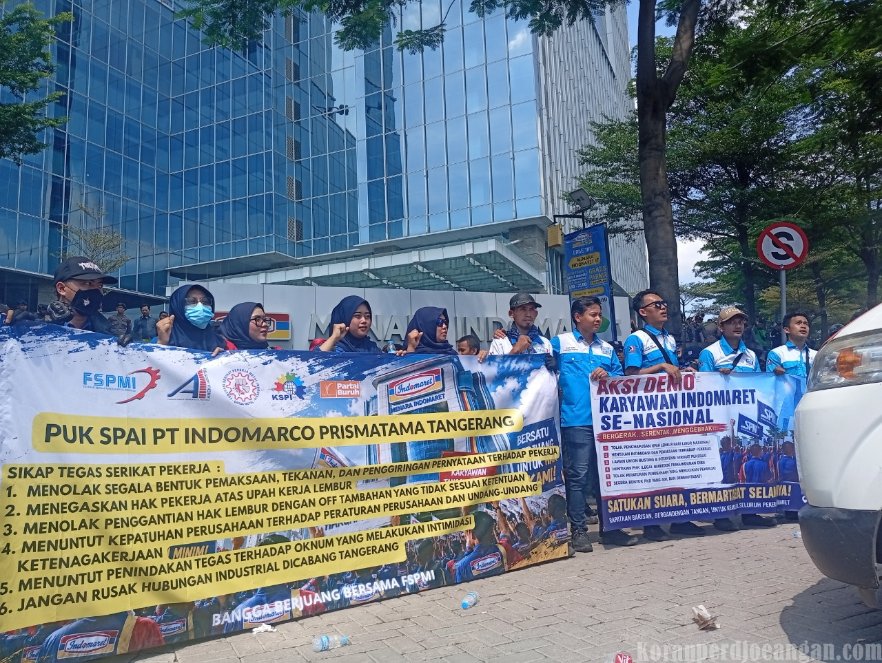 Tuntut Hak Normatif, Ratusan Anggota Serikat FSPMI PT Indomarco Prismatama Tangerang Sambangi Kantor Pusat Indomarco di Jakarta