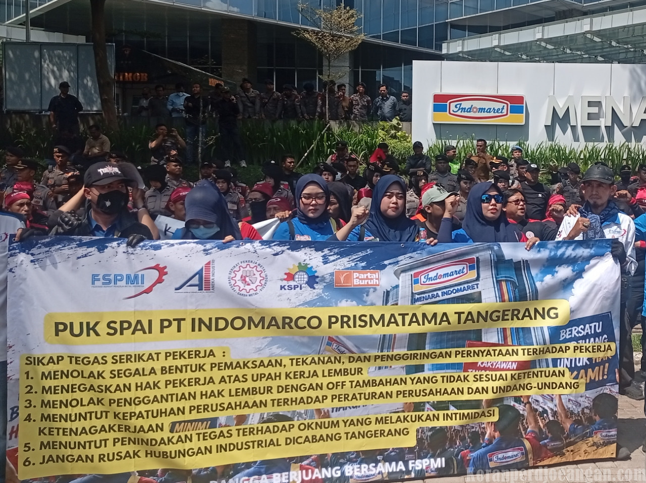 Tanggal Merah yang Kehilangan Warna, Suara Buruh Indomarco Prismatama Menggema di Depan Kantor Pusat Mereka