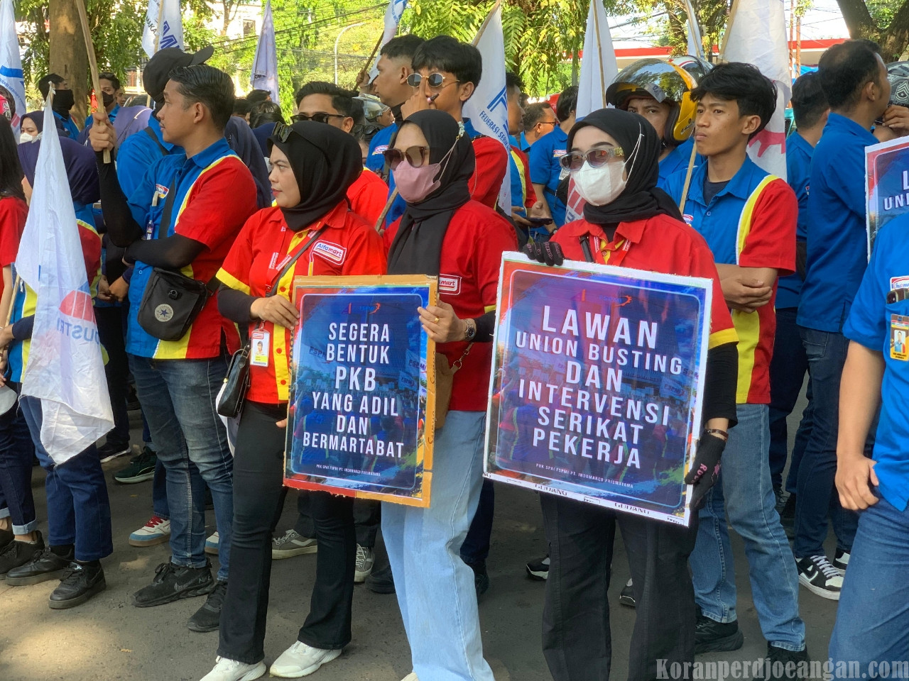 Ketika Si Merah dan Si Biru, Dua Kompetitor Bersatu Melawan Ketidakadilan Pengusaha