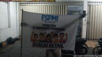 Semangat Juang Buruh Retail Sambut May Day 2026 di Depan Gerai Toko Indomaret Surabaya