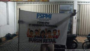 Semangat Juang Buruh Retail Sambut May Day 2026 di Depan Gerai Toko Indomaret Surabaya
