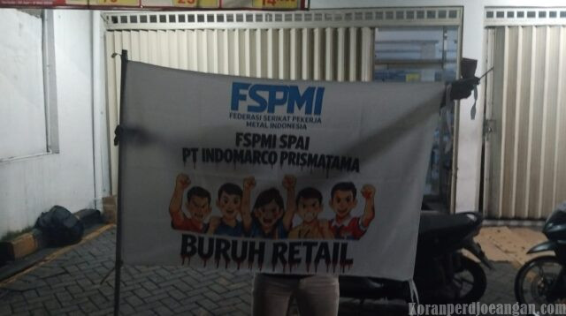 Semangat Juang Buruh Retail Sambut May Day 2026 di Depan Gerai Toko Indomaret Surabaya