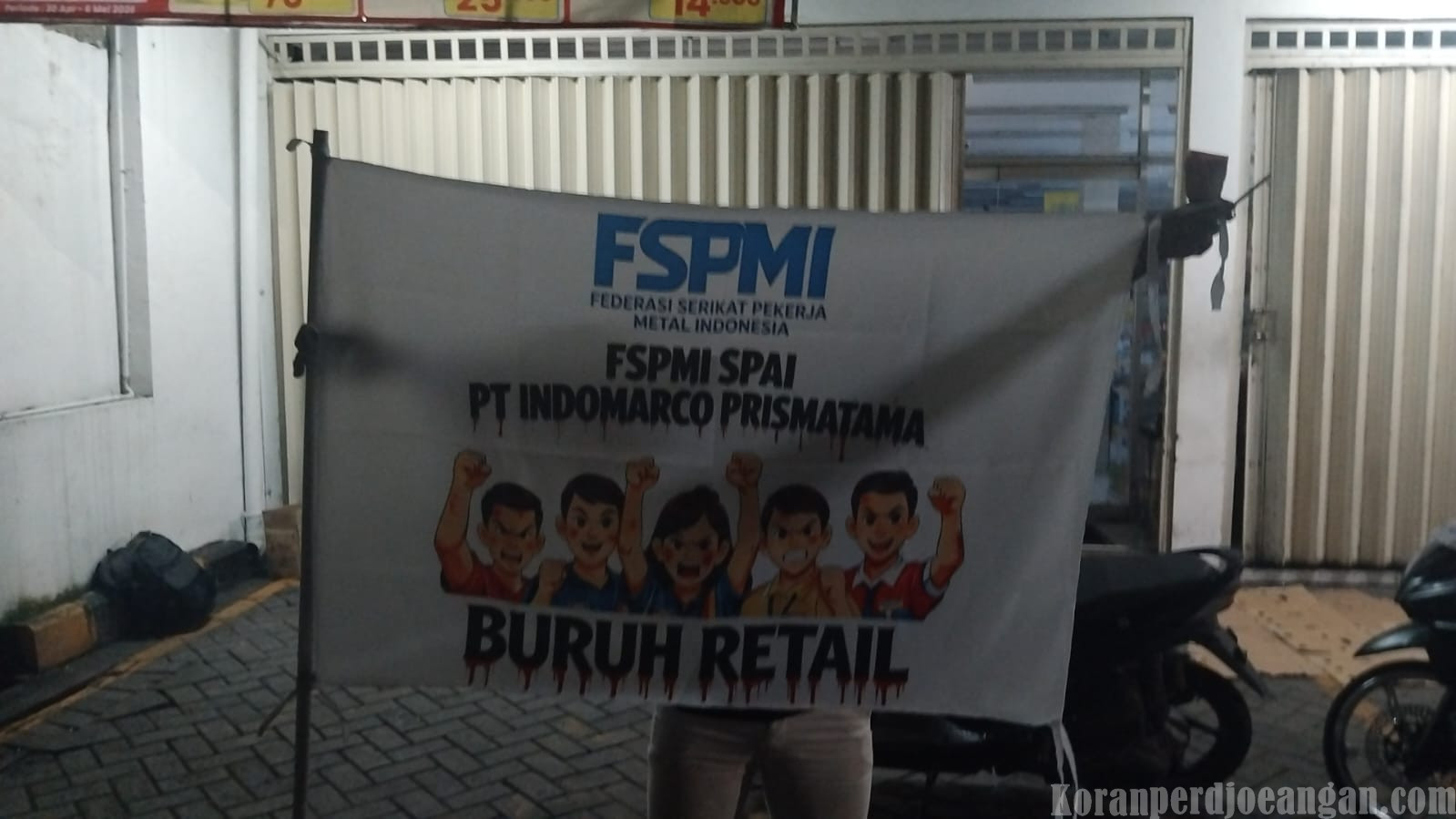 Semangat Juang Buruh Retail Sambut May Day 2026 di Depan Gerai Toko Indomaret Surabaya