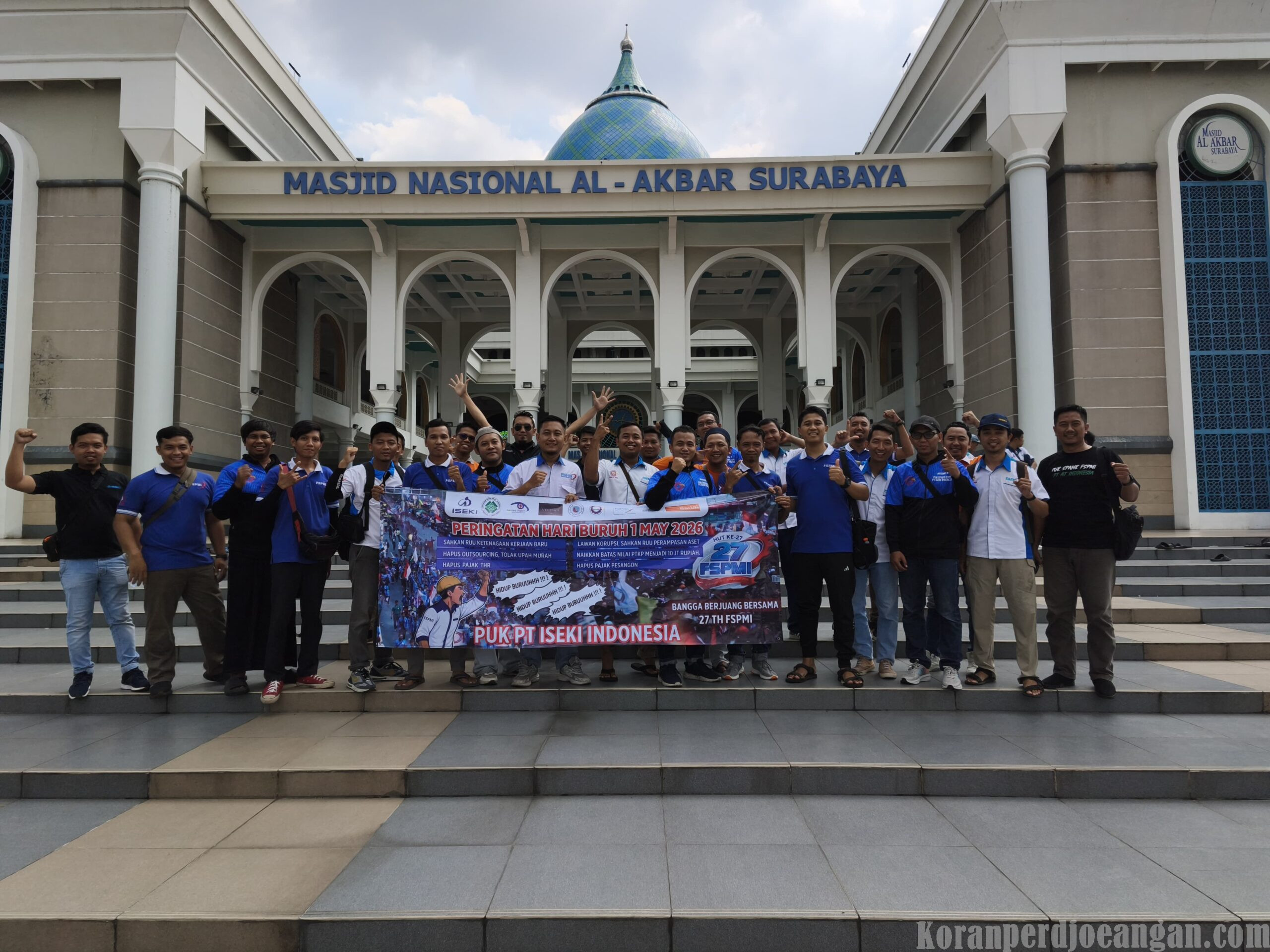 Masjid Al Akbar dan Masjid Di Kajati, Jadi Tempat Ribuan Massa Aksi FSPMI Untuk Ibadah Shalat Jumat