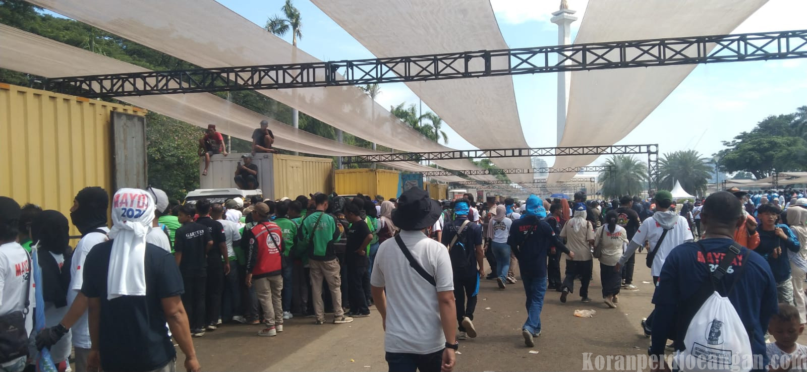 Presiden Prabowo Bagikan Sembako, Kaos, dan Payung untuk Ratusan Ribu Buruh di Monas