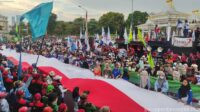 Ribuan Buruh Padati Depan Kantor Gubernur Jatim Saat Aksi Mayday
