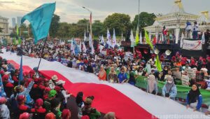 Ribuan Buruh Padati Depan Kantor Gubernur Jatim Saat Aksi Mayday