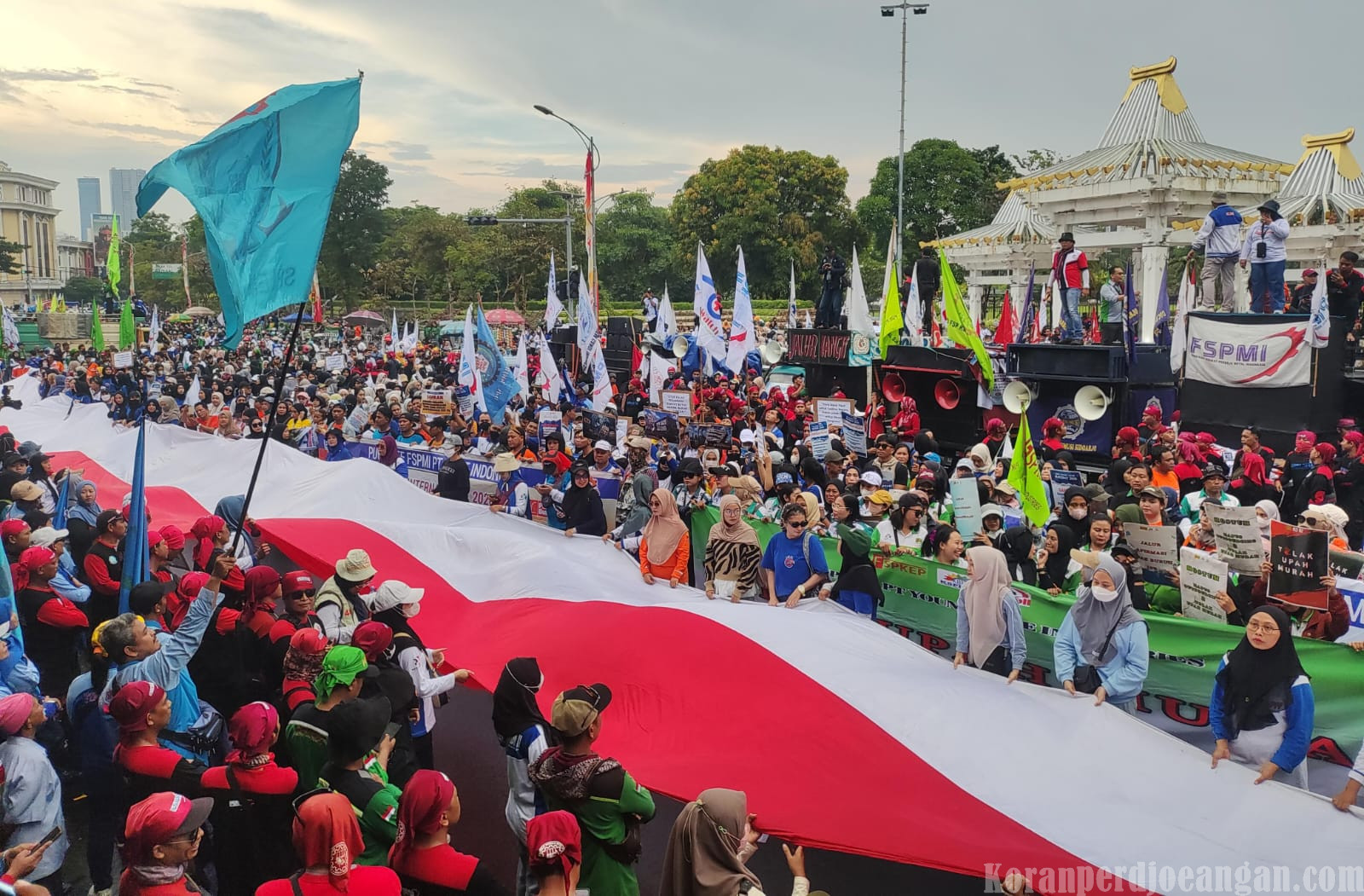 Ribuan Buruh Padati Depan Kantor Gubernur Jatim Saat Aksi Mayday