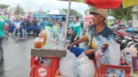 Rezeki Datang di Tengah Aksi Mayday, Pedagang Asongan Raup Peluang