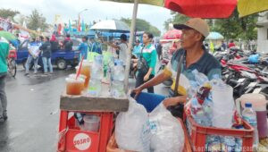Rezeki Datang di Tengah Aksi Mayday, Pedagang Asongan Raup Peluang