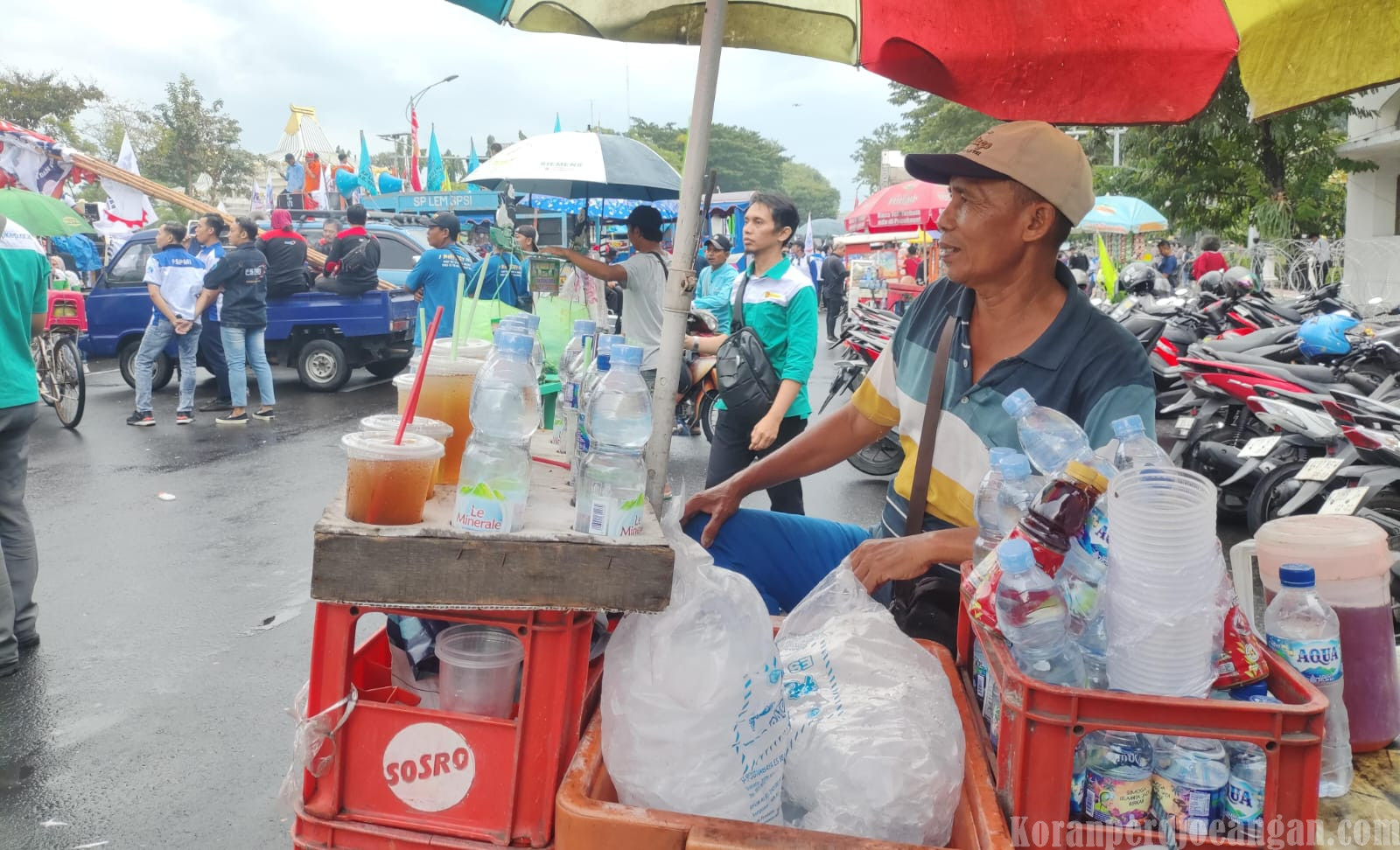 Rezeki Datang di Tengah Aksi Mayday, Pedagang Asongan Raup Peluang