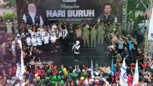 Iringan Lagu Nasional Sambut Kemunculan Gubernur Jatim di Aksi Mayday