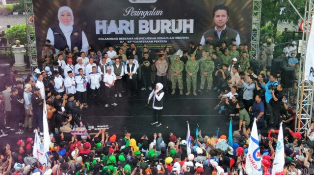 Iringan Lagu Nasional Sambut Kemunculan Gubernur Jatim di Aksi Mayday