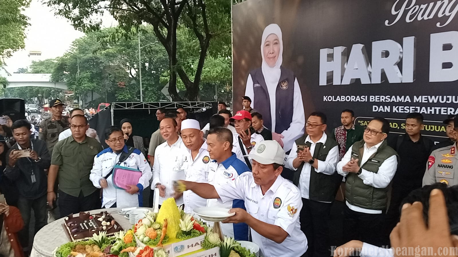 Ribuan Buruh Tumpah Ruah di Depan Kantor Gubernur, Armuji: Tetap Semangat Perjuangkan Hak!