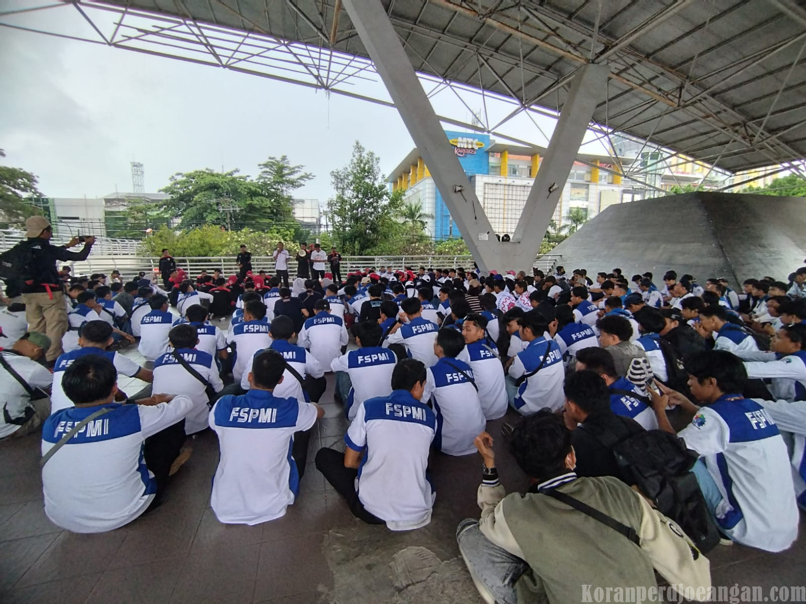 Tempuh Lebih dari 200 Km, Buruh Wajo Ramaikan May Day 2026 di Makassar
