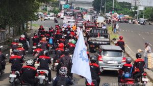 Buruh FSPMI Kota Bekasi Sambut Konvoi Buruh Kabupaten Bekasi Geruduk Kemenakertrans RI