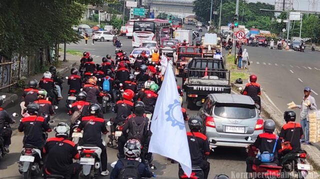 Buruh FSPMI Kota Bekasi Sambut Konvoi Buruh Kabupaten Bekasi Geruduk Kemenakertrans RI