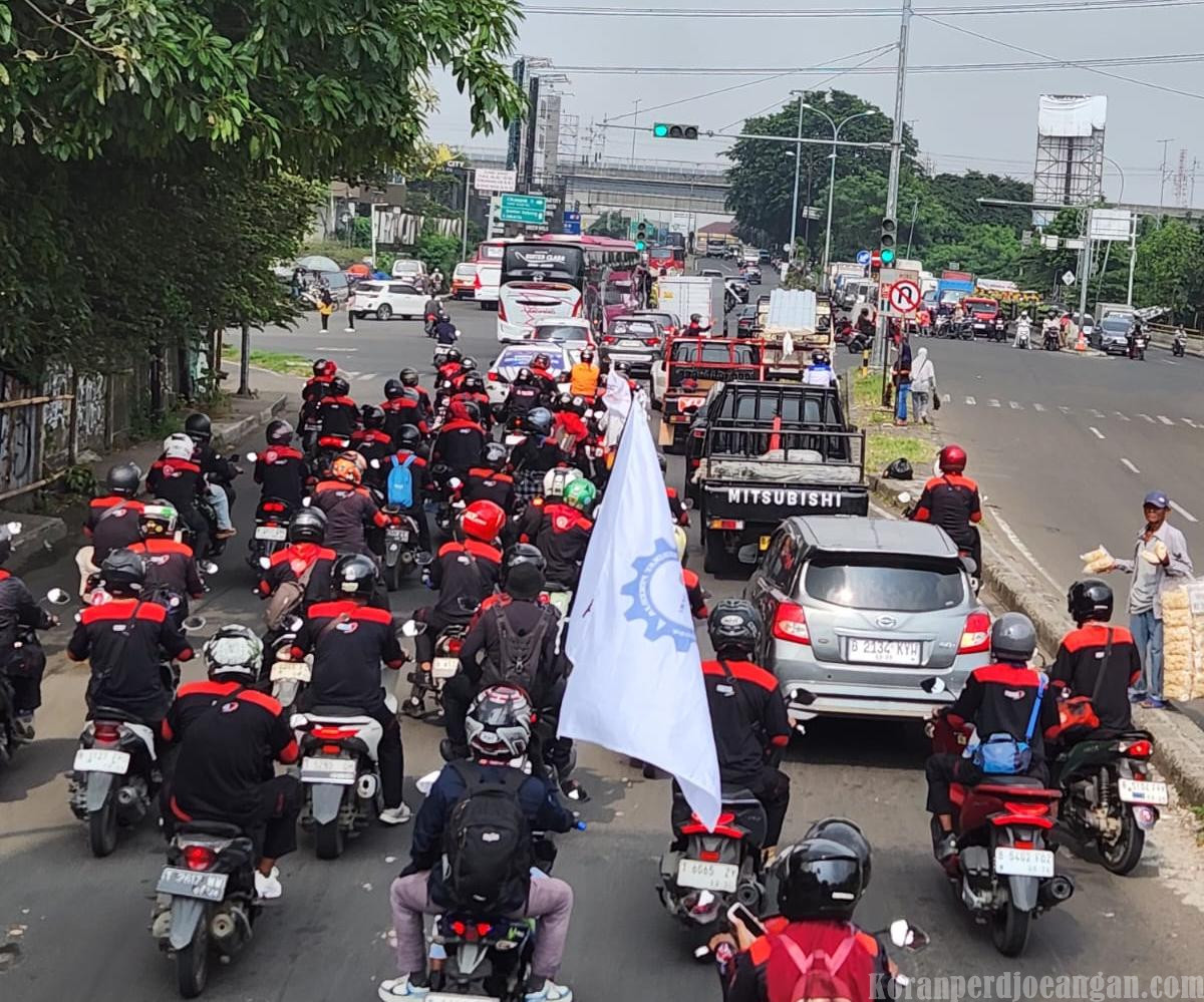 Buruh FSPMI Kota Bekasi Sambut Konvoi Buruh Kabupaten Bekasi Geruduk Kemenakertrans RI