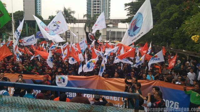 Ribuan Buruh KSPI dan Partai Buruh Geruduk Kemenaker, Tuntut Cabut Permenaker 7/2026