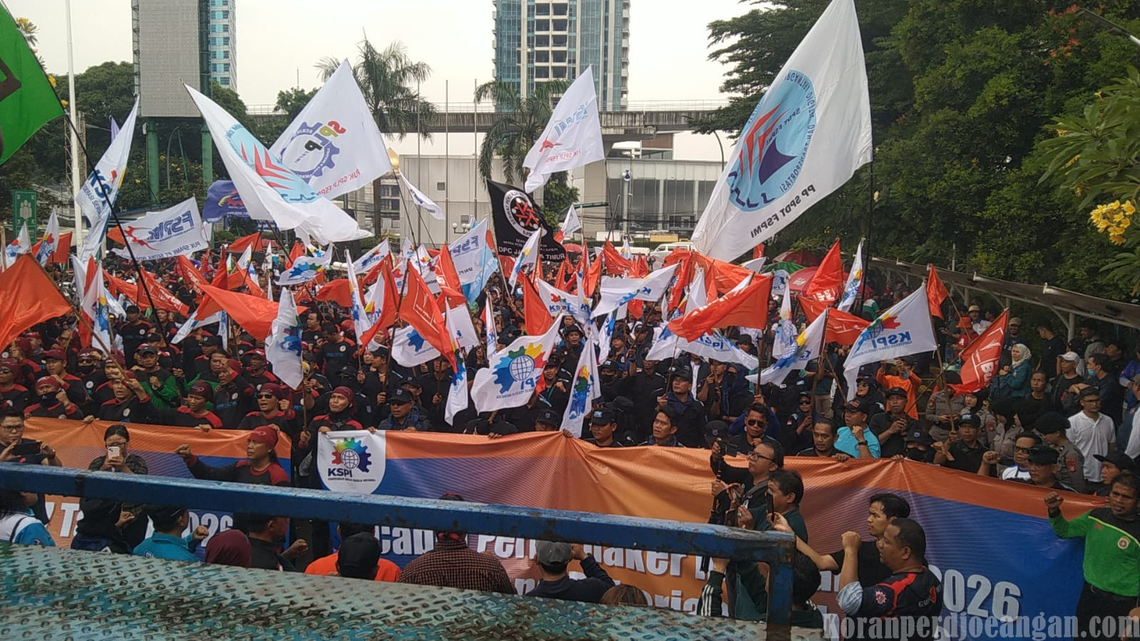 Ribuan Buruh KSPI dan Partai Buruh Geruduk Kemenaker, Tuntut Cabut Permenaker 7/2026
