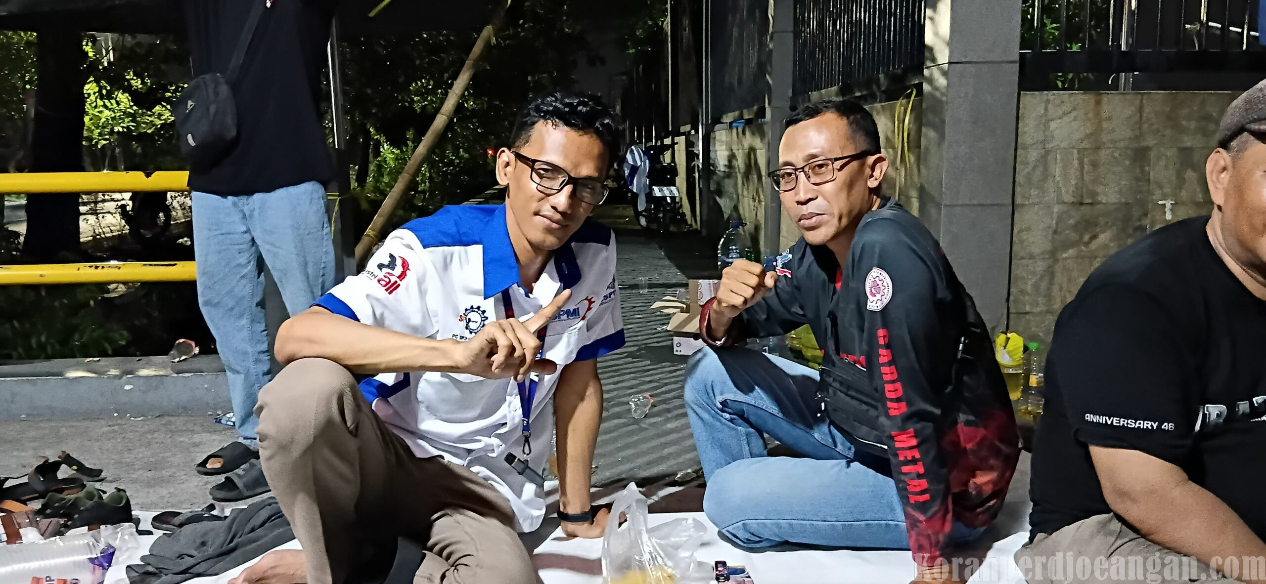 Solidaritas Tanpa Batas: PC SPAI Surabaya dan PC SPLP Sidoarjo Bersatu di Tenda Juang PT Kaleng Raya