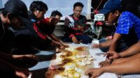 Makan Bersama di Tenda Perjuangan SPLP PT. KRI, Simbol Kekompakan Buruh di Sidoarjo