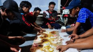 Makan Bersama di Tenda Perjuangan SPLP PT. KRI, Simbol Kekompakan Buruh di Sidoarjo