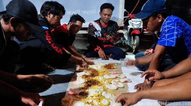 Makan Bersama di Tenda Perjuangan SPLP PT. KRI, Simbol Kekompakan Buruh di Sidoarjo