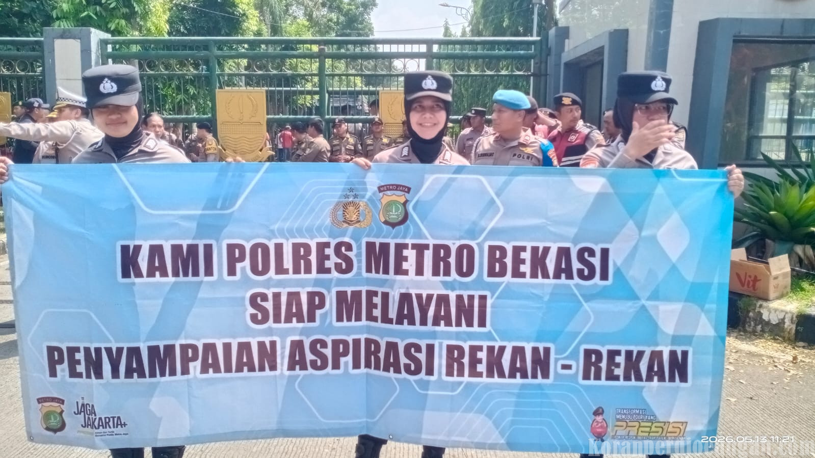 Polisi Sambut Unjuk Rasa Buruh Bekasi dengan Spanduk ‘Siap Melayani Aspirasi’